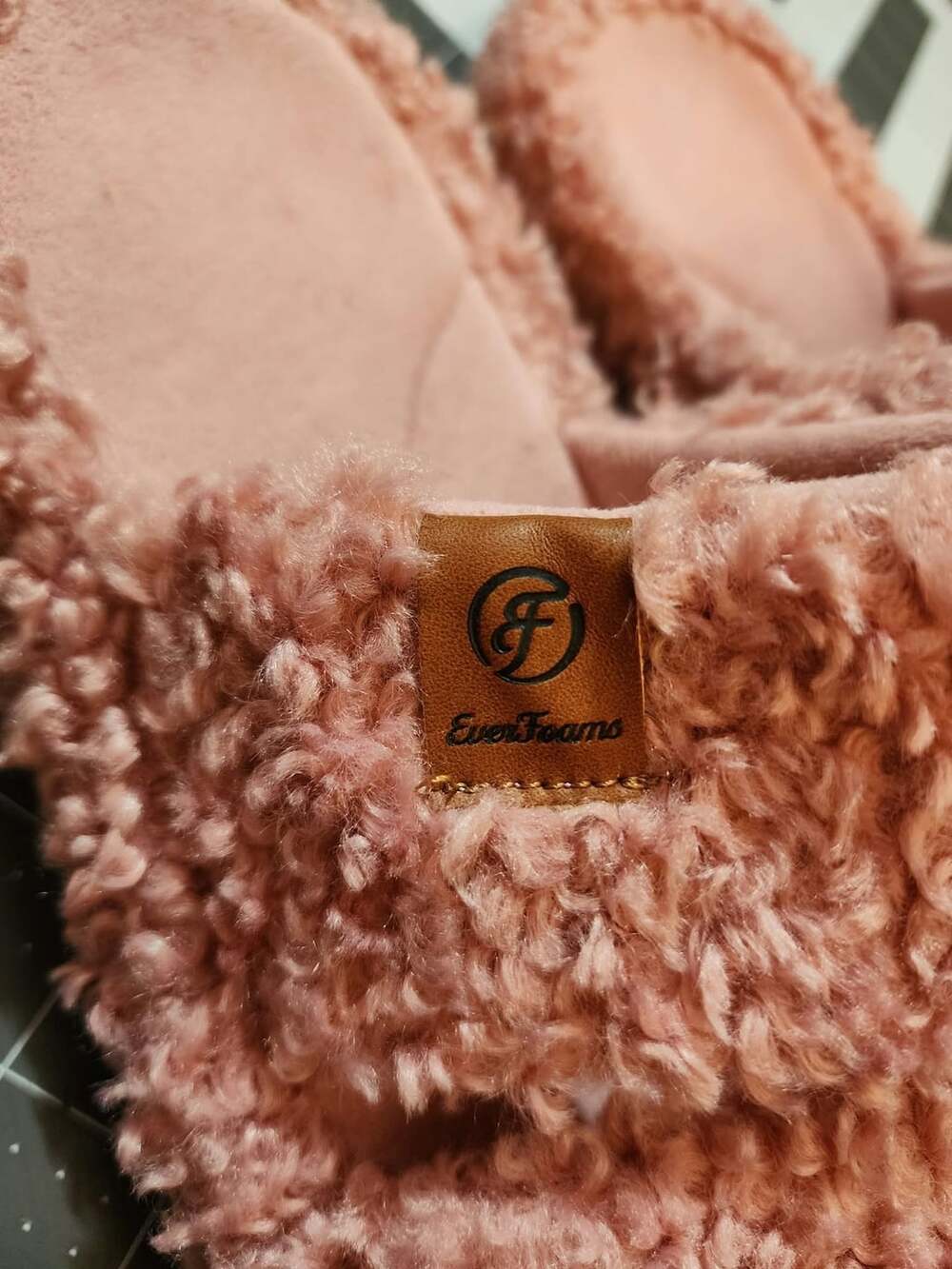 EverFoams Open Toe Fuzzy Slippers Size US 7-8 Pink Polyester